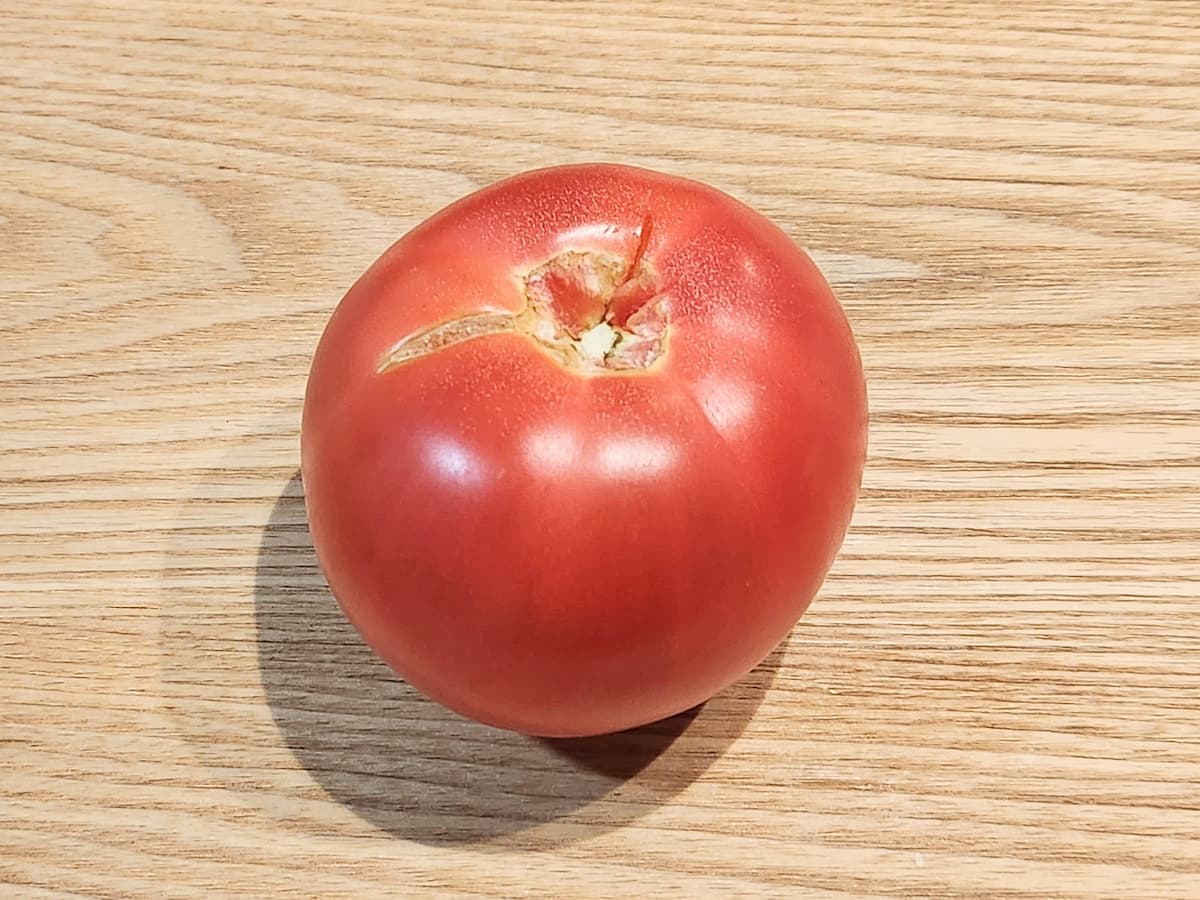 トマトのヘタをとる　青髪のテツ