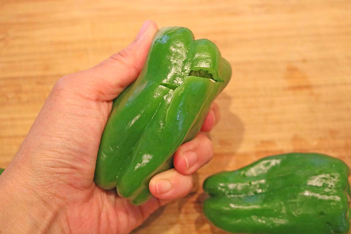 「まるごとピーマンのレンジ煮」レシピ 工程1