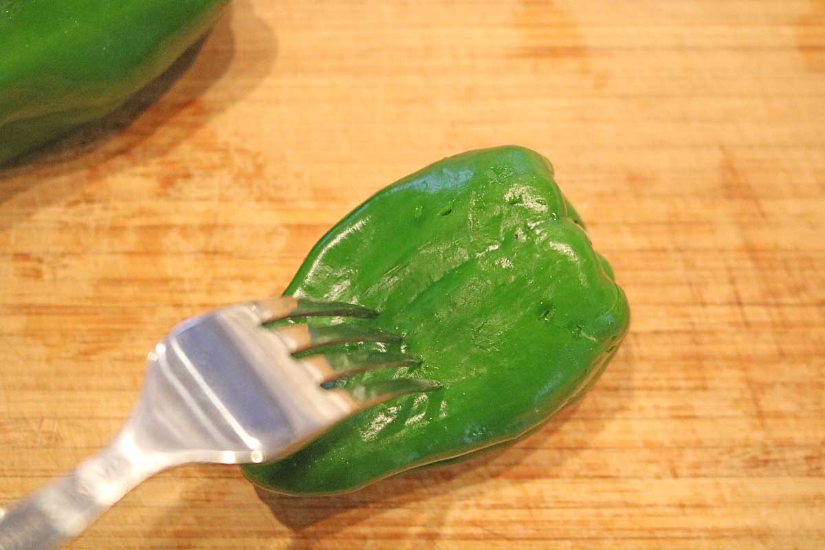 「まるごとピーマンのレンジ煮」レシピ 工程1