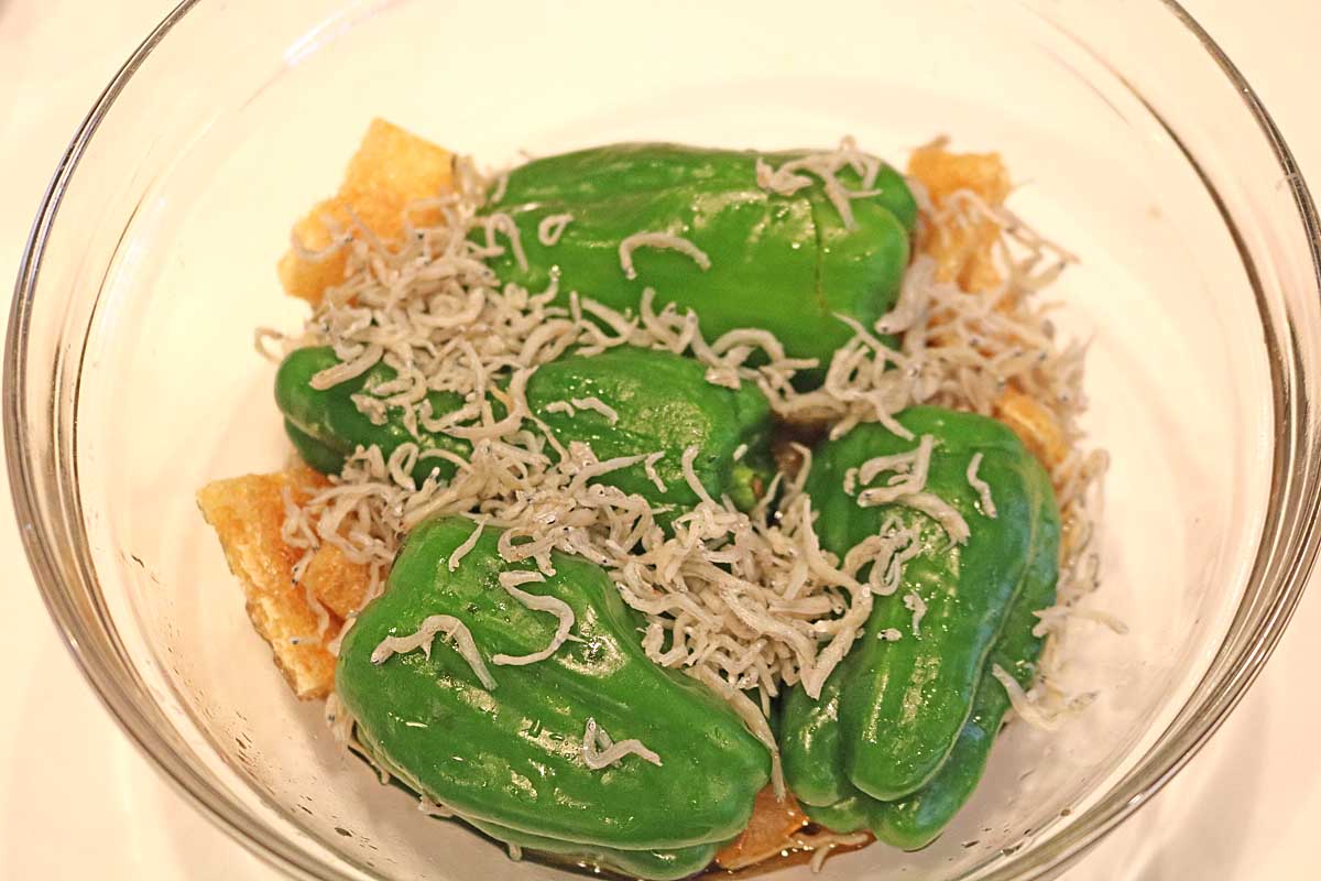 「まるごとピーマンのレンジ煮」レシピ 工程2
