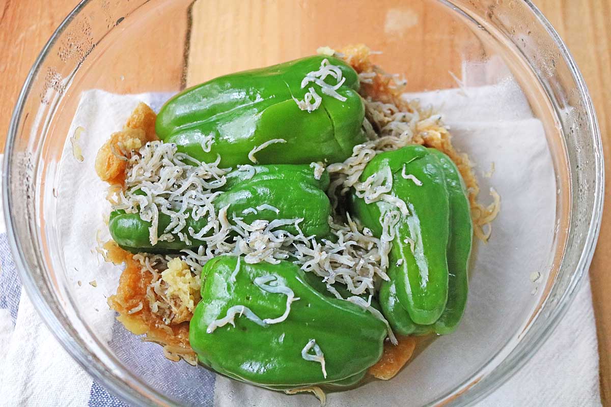 「まるごとピーマンのレンジ煮」レシピ 工程3
