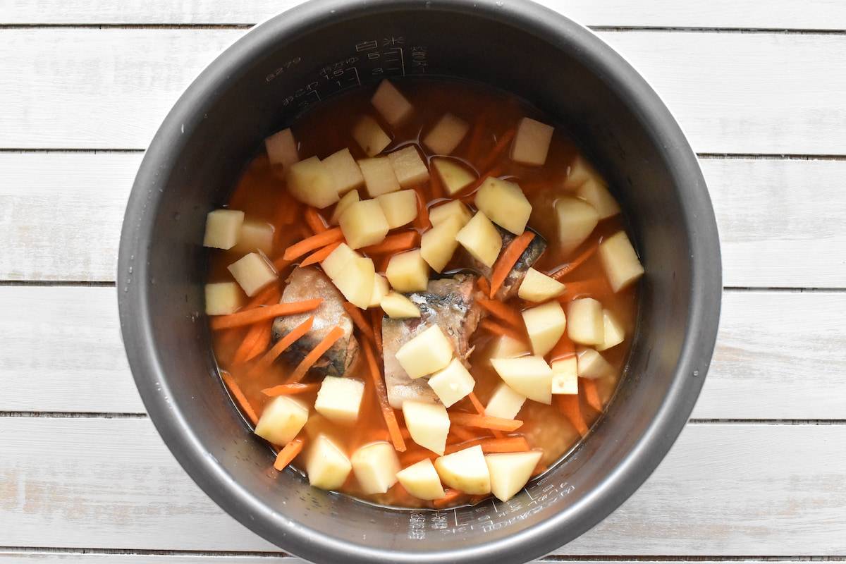 米をとぎ材料を加えて炊飯する(サバの味噌煮缶と新じゃがの炊き込みご飯)