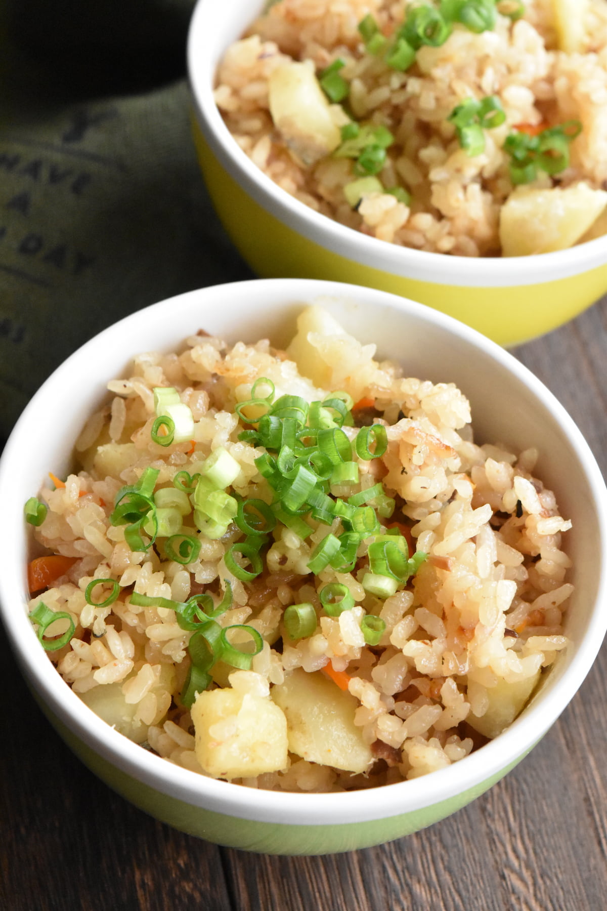出来上がり(サバの味噌煮缶と新じゃがの炊き込みご飯)