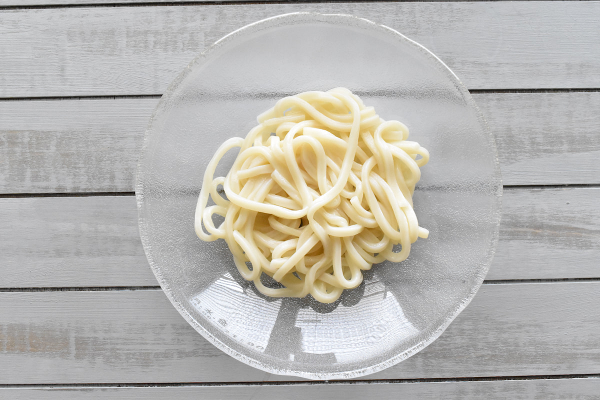 冷凍うどんをレンジ加熱し器に盛り付ける(冷や汁風冷やしうどん)