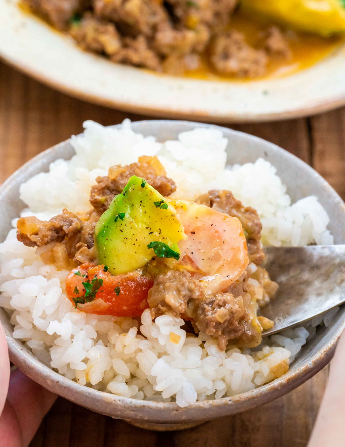 ひき肉とトマトとアボカドのウスターしょうゆ煮