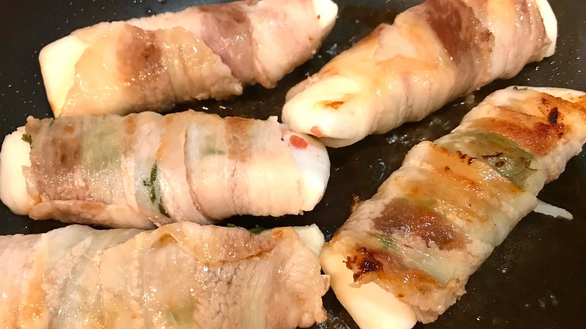 はんぺんの梅しそ肉巻き　ポン酢をからめる　まいのおやつ