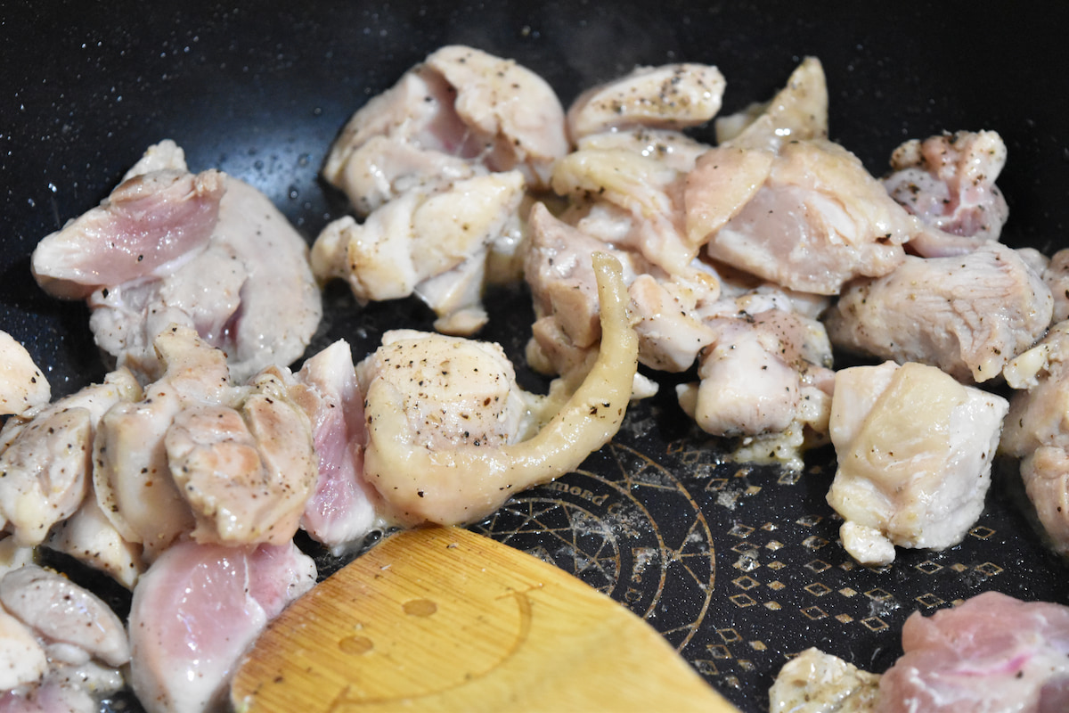 鶏肉を加えて炒める(ナスと鶏肉のデミグラスソース煮)