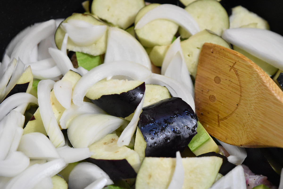 野菜を加えて炒める(ナスと鶏肉のデミグラスソース煮)