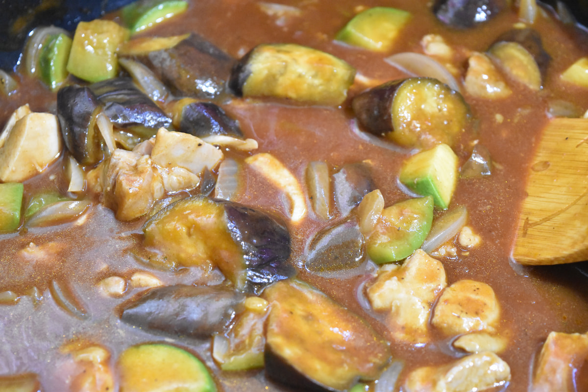 煮込む(ナスと鶏肉のデミグラスソース煮)