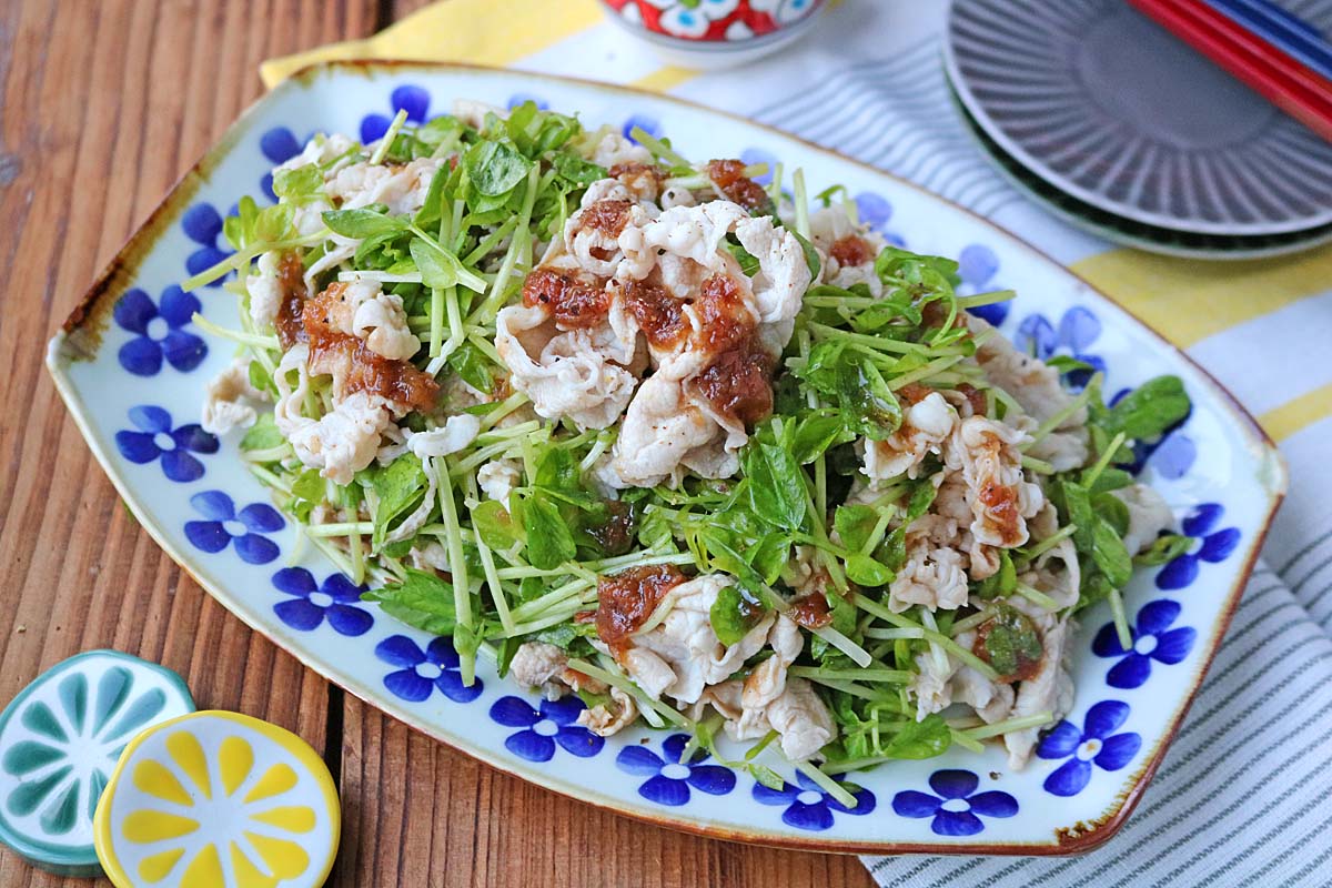 夏のさっぱりメニューに！「豆苗と豚しゃぶの梅ポンだれサラダ」