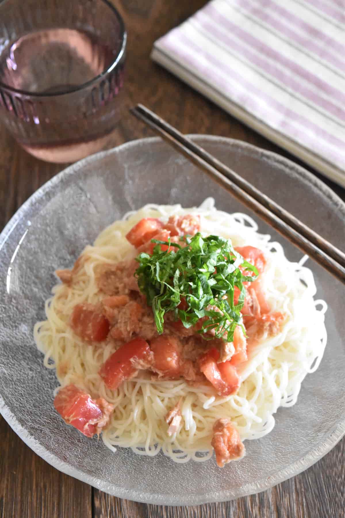 仕上げ(ツナ缶とトマトのごまだく和えそうめん)