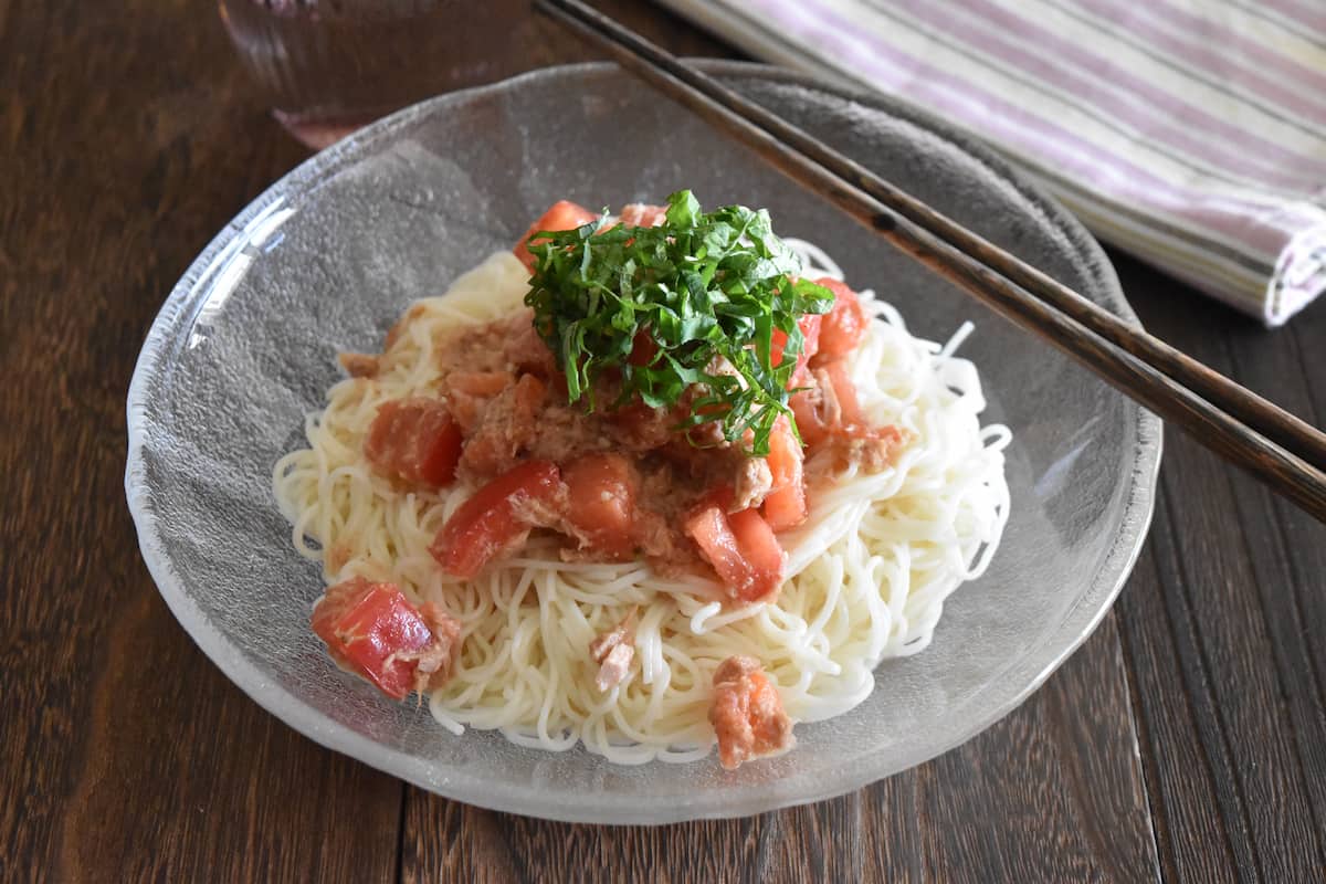 仕上げ(ツナ缶とトマトのごまだく和えそうめん)