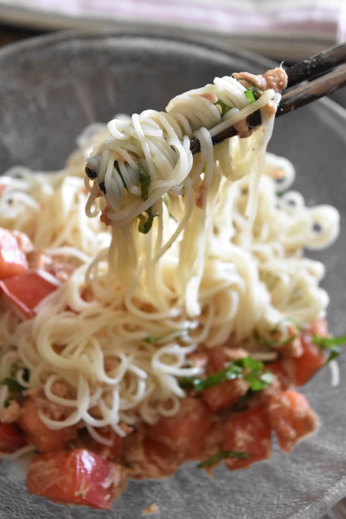 仕上げ(ツナ缶とトマトのごまだく和えそうめん)