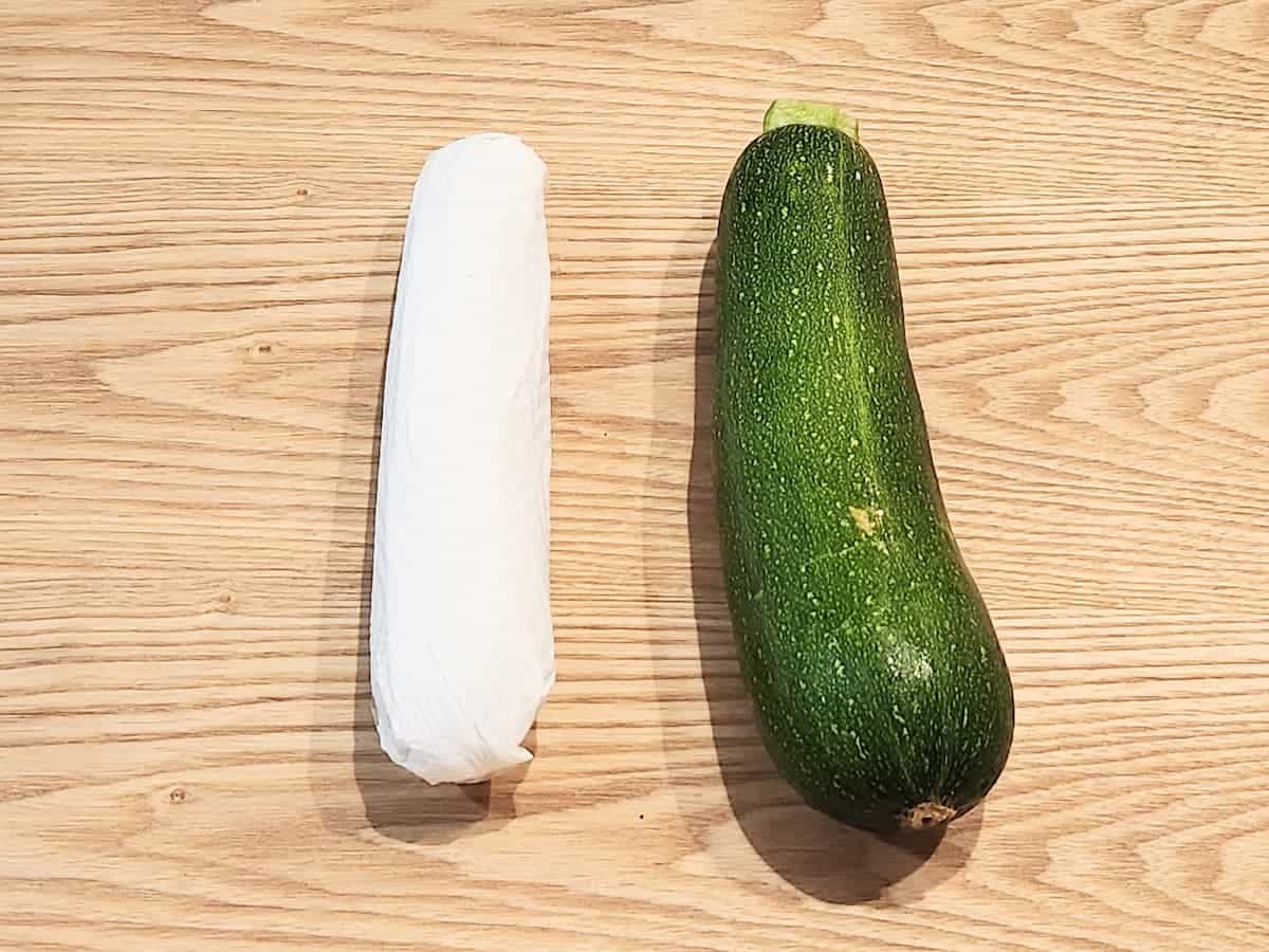 ズッキーニをペーパーでつつむ 青髪のテツ