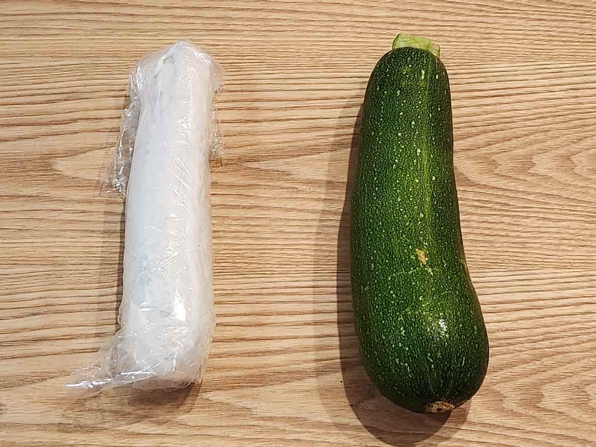 ズッキーニを保存袋に入れる 青髪のテツ