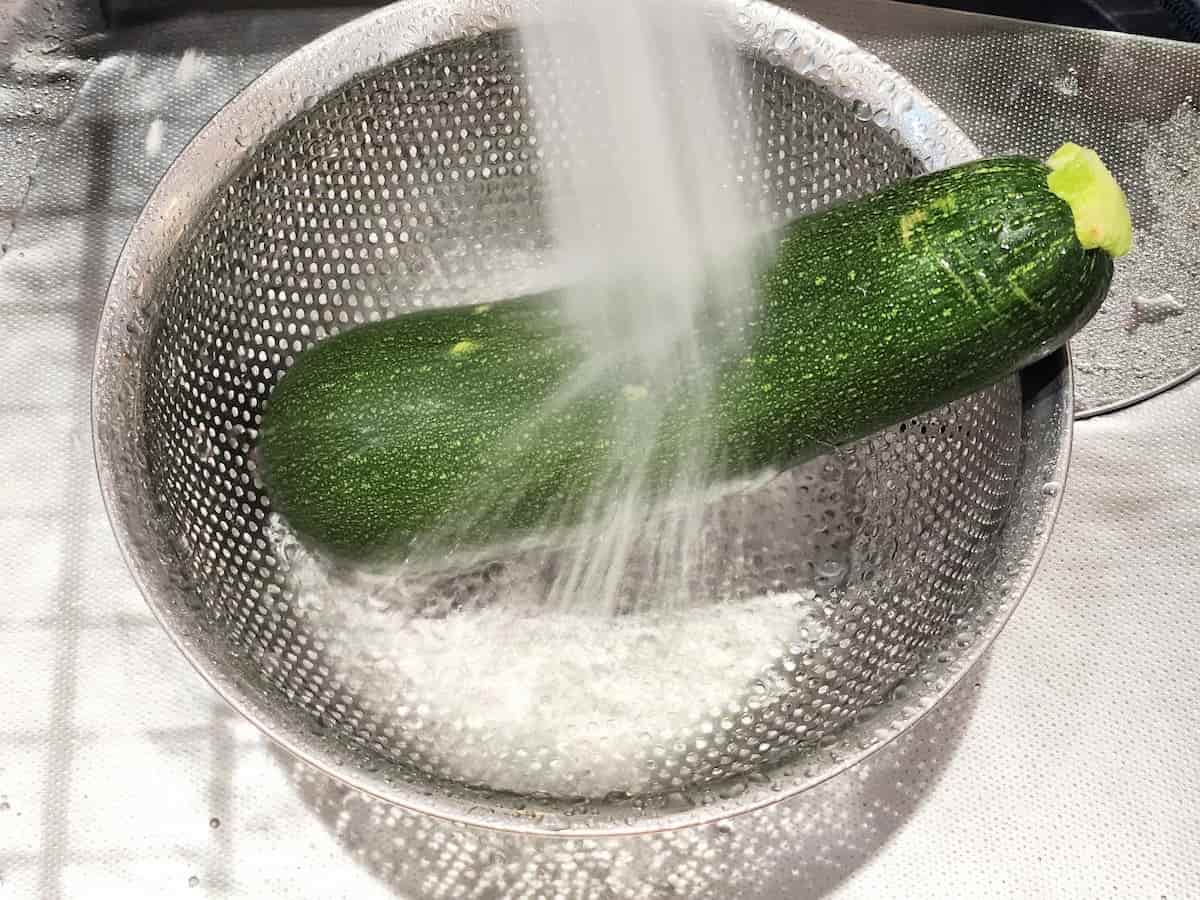ズッキーニを水洗いする 青髪のテツ