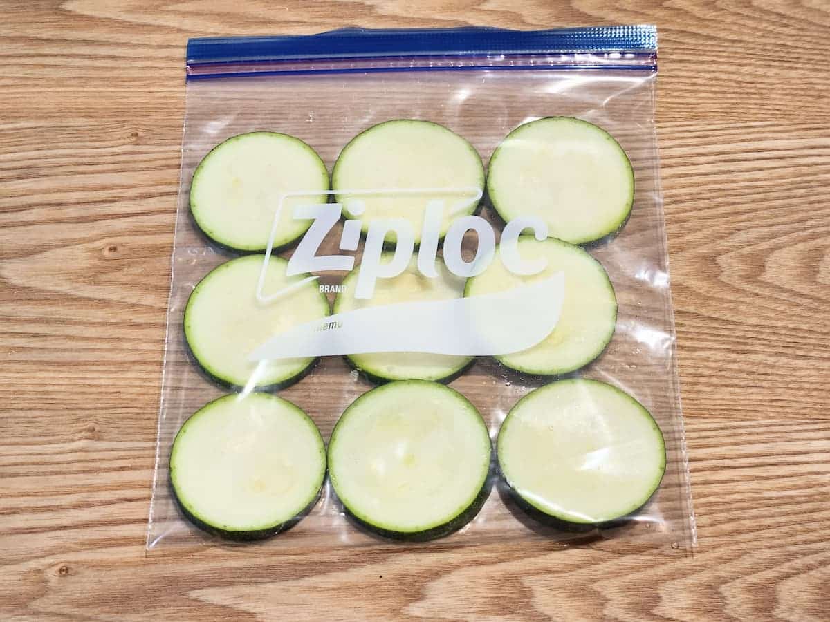 ズッキーニを冷凍保存用の袋に入れる 青髪のテツ
