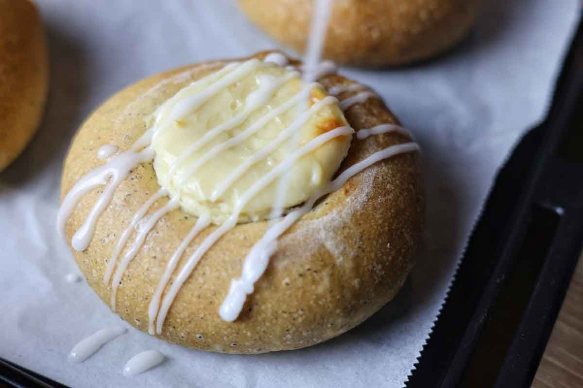 チーズケーキがのったアールグレイパン