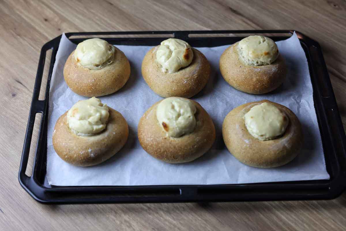 チーズケーキがのったアールグレイパン