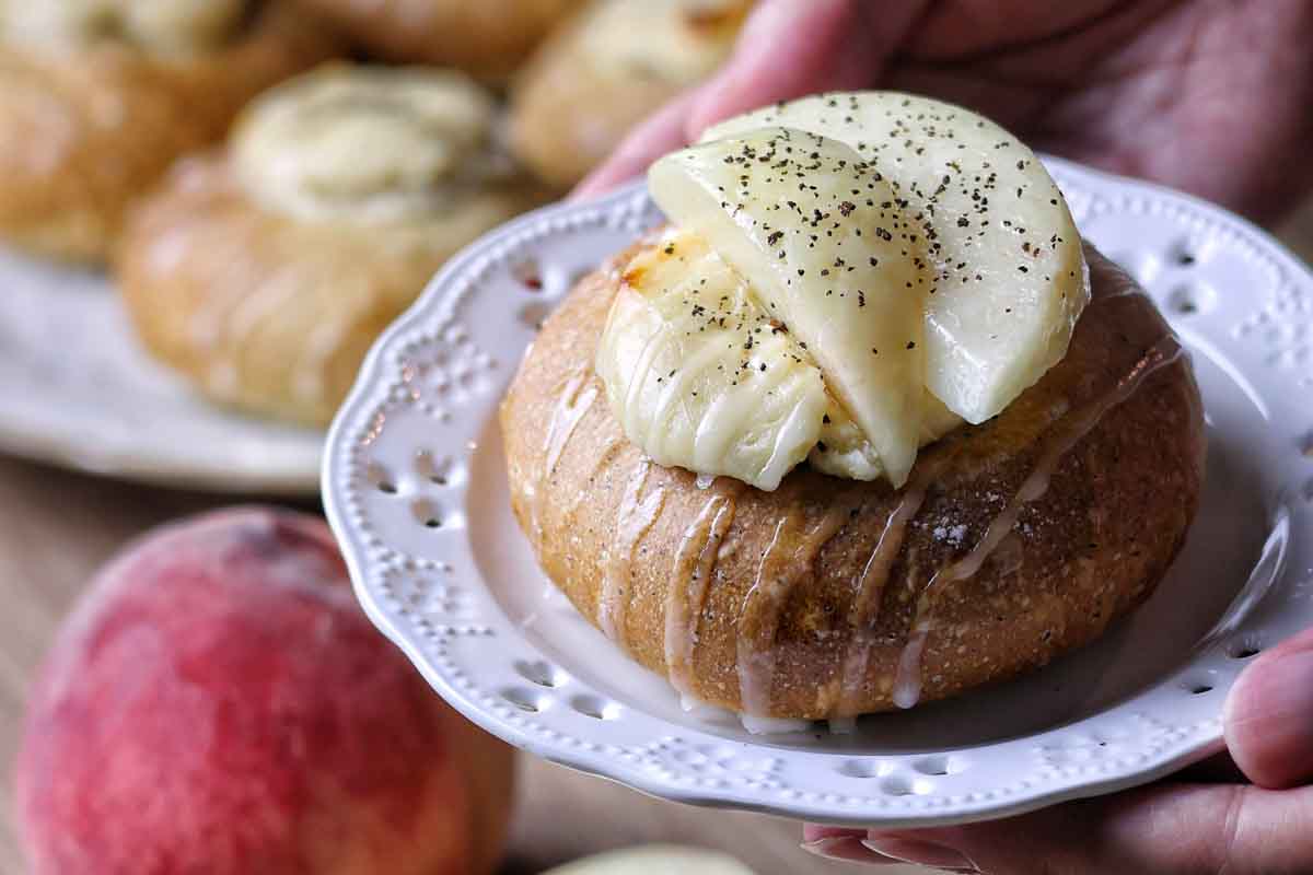 チーズケーキがのったアールグレイパン
