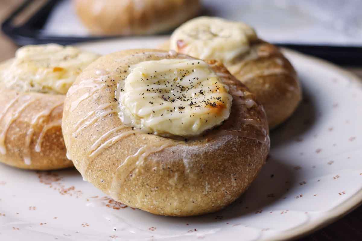 チーズケーキがのったアールグレイパン