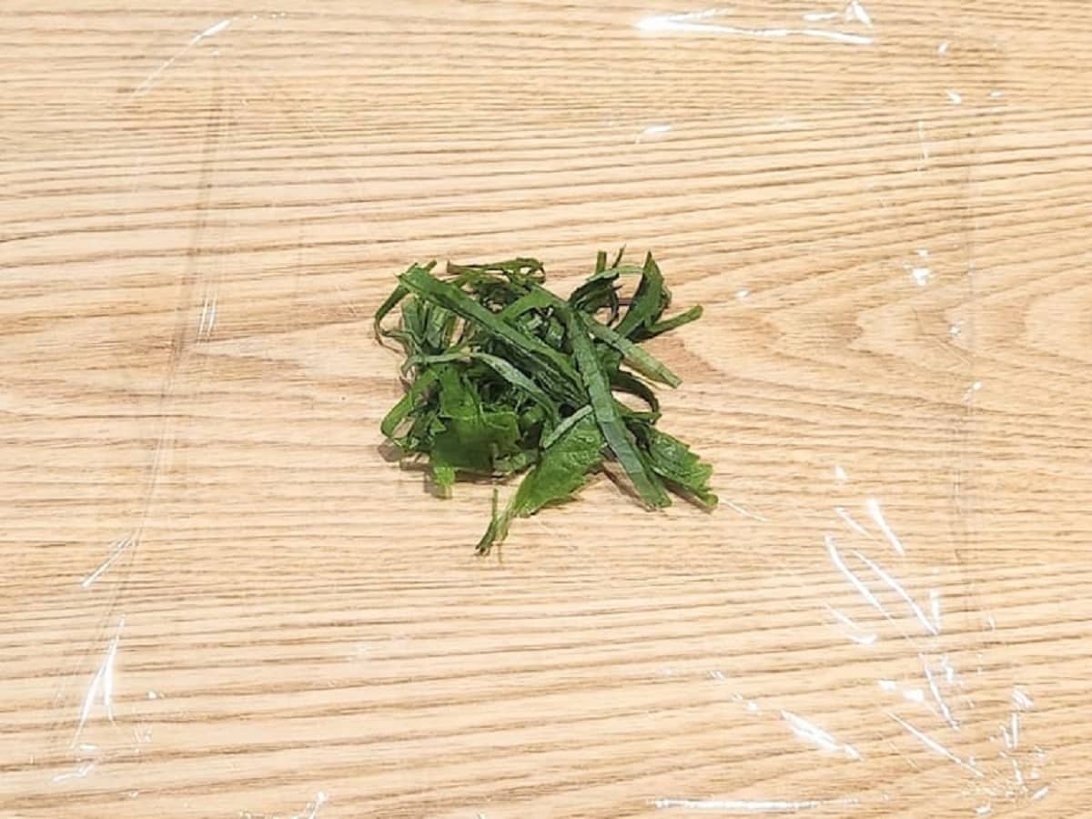 青じそを使い切りやすいサイズに小分けする　青髪のテツ
