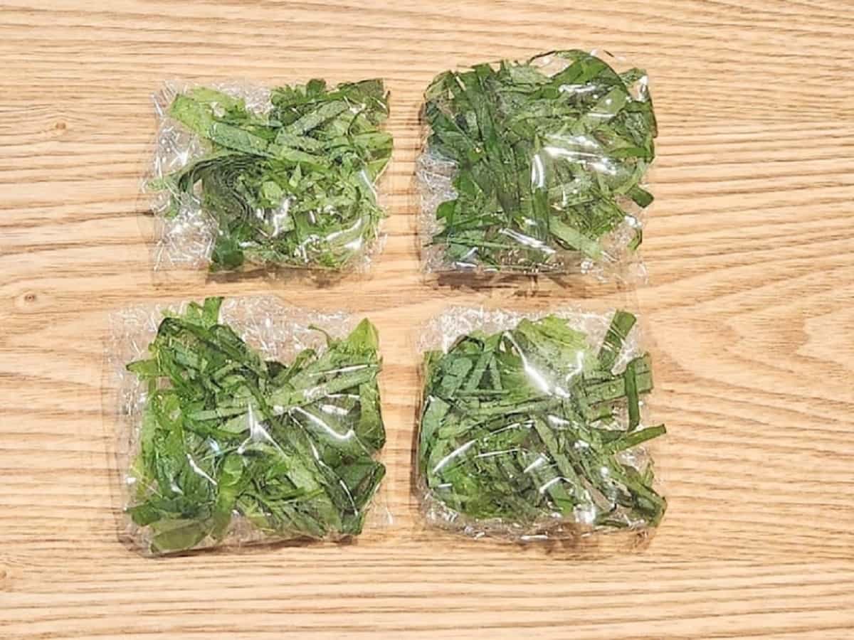 青じそをラップで小分けする　青髪のテツ