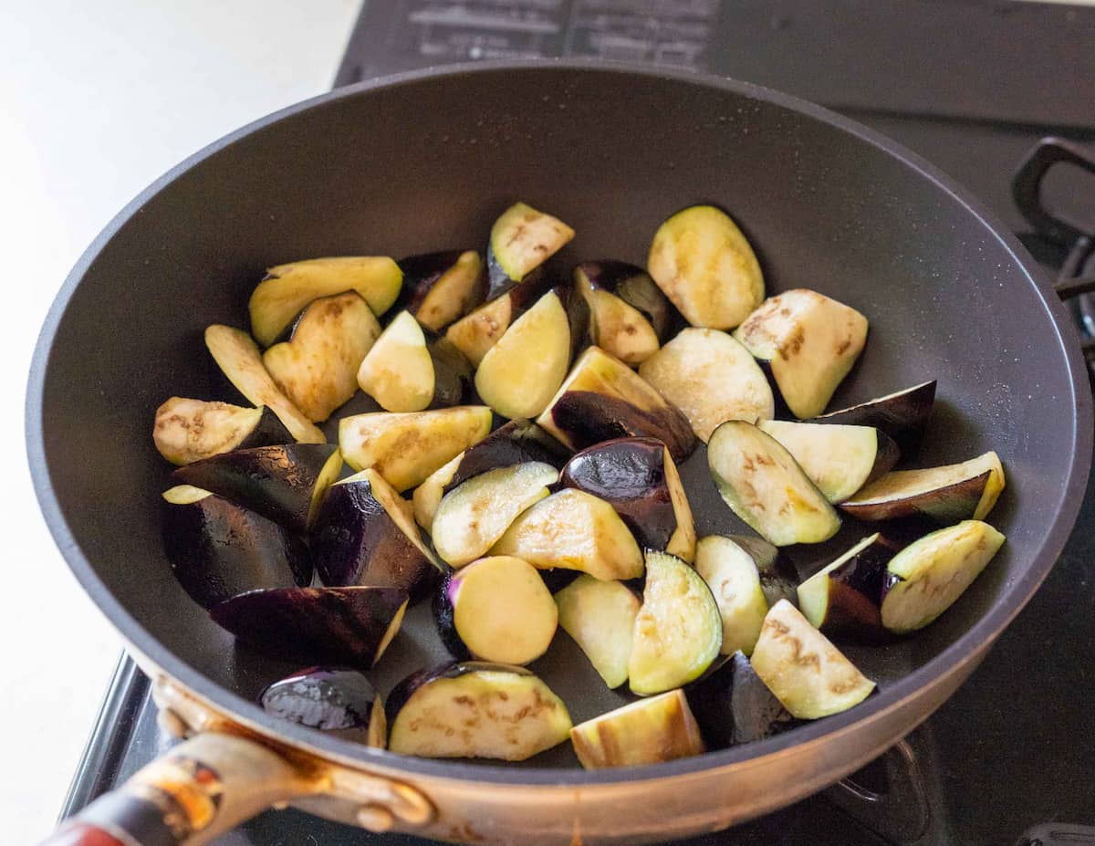 豚肉となすのバタぽん炒め作り方