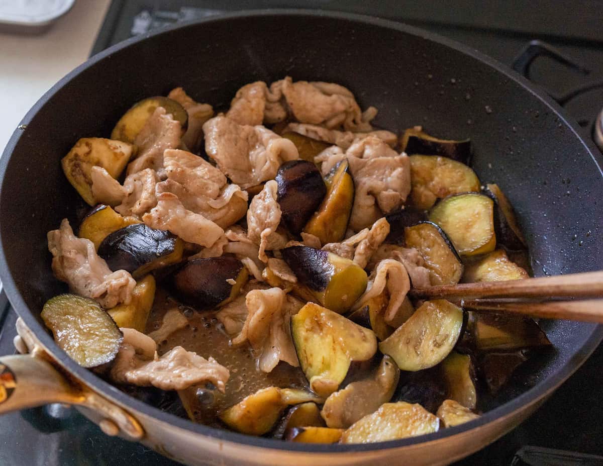 豚肉となすのバタぽん炒め作り方
