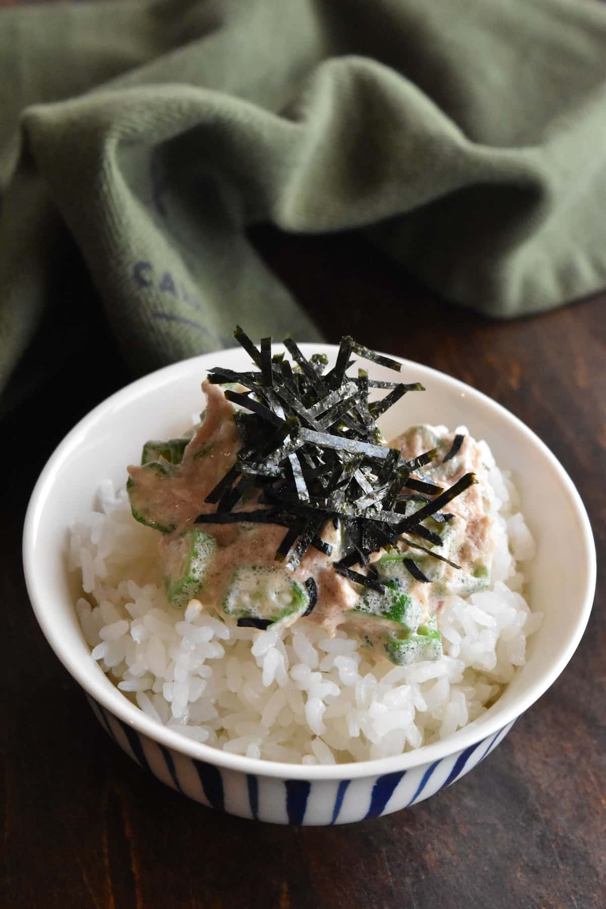 出来上がり(オクラとツナのワサビマヨ丼)