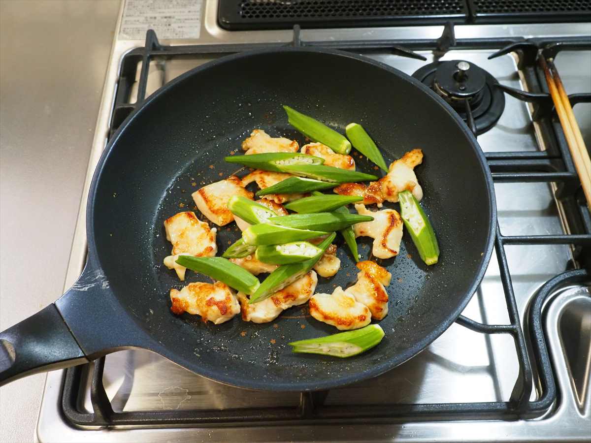 鶏むね肉とオクラのオイスターソース照焼き