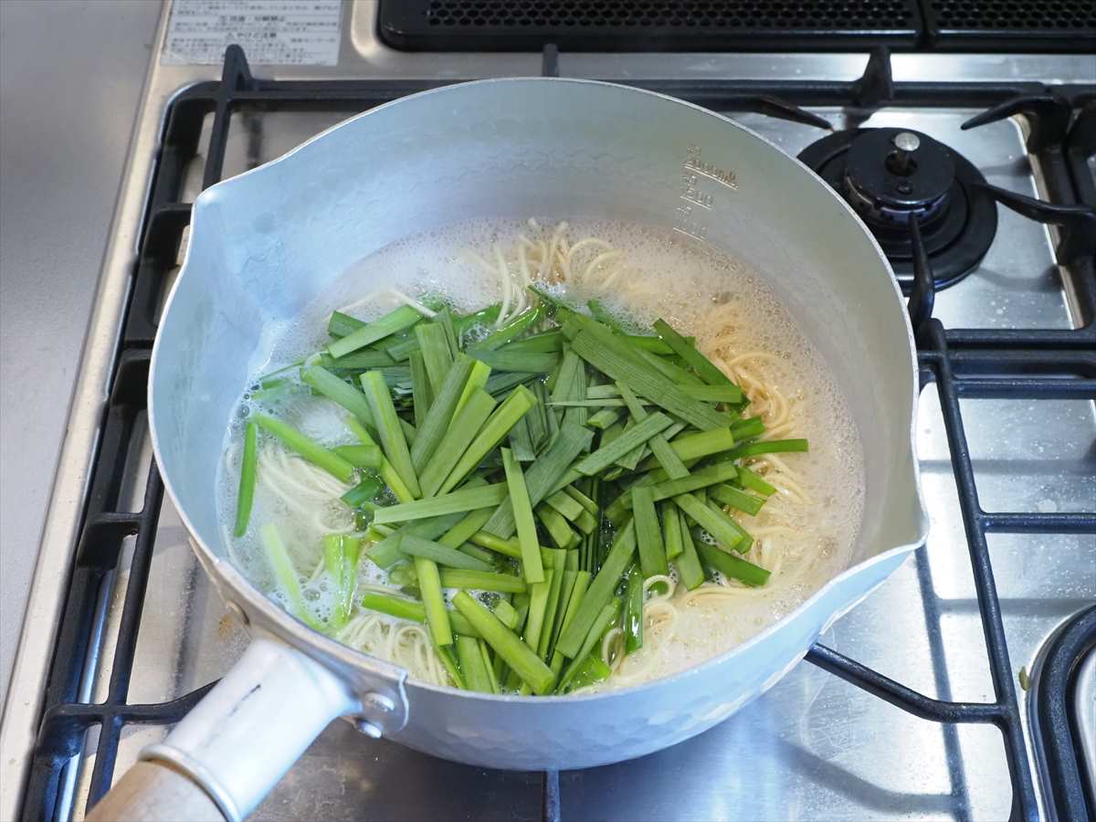 鶏皮ぽん酢のっけ冷やし中華風