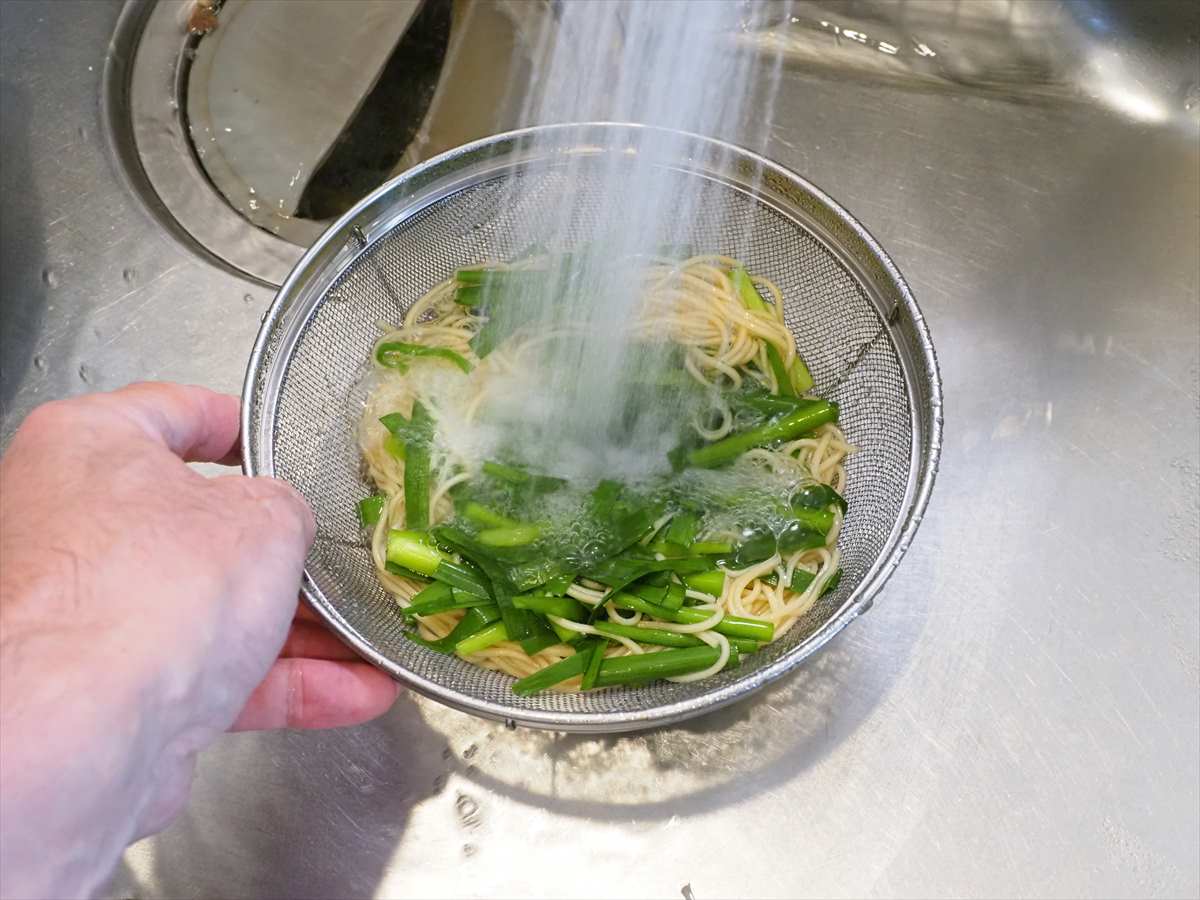 鶏皮ぽん酢のっけ冷やし中華風