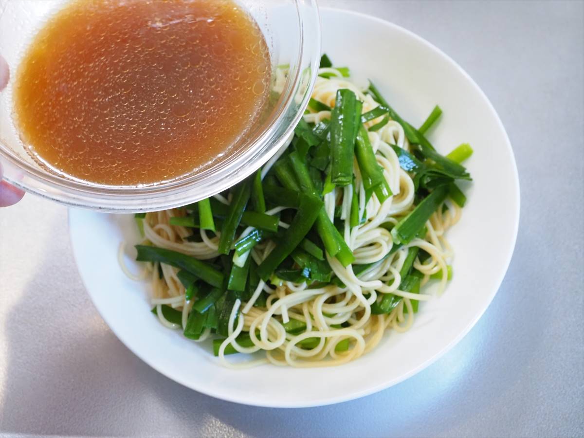 鶏皮ぽん酢のっけ冷やし中華風