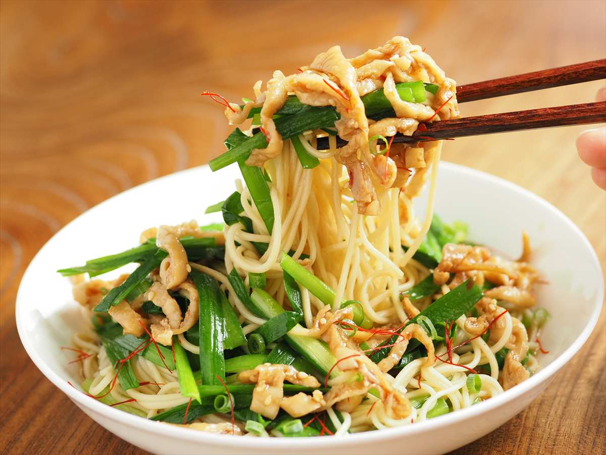 鶏皮ぽん酢のっけ冷やし中華風