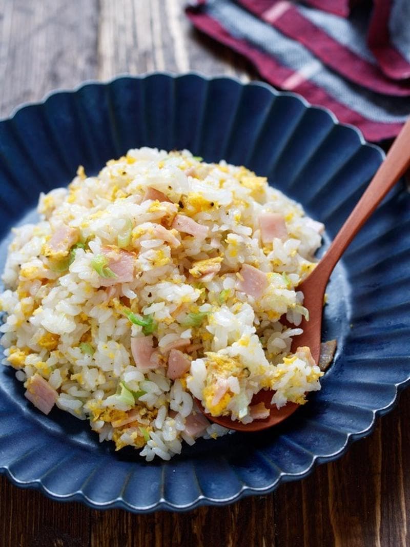 シンプルな具材でOK!レンジでかんたん「卵チャーハン」バリエ