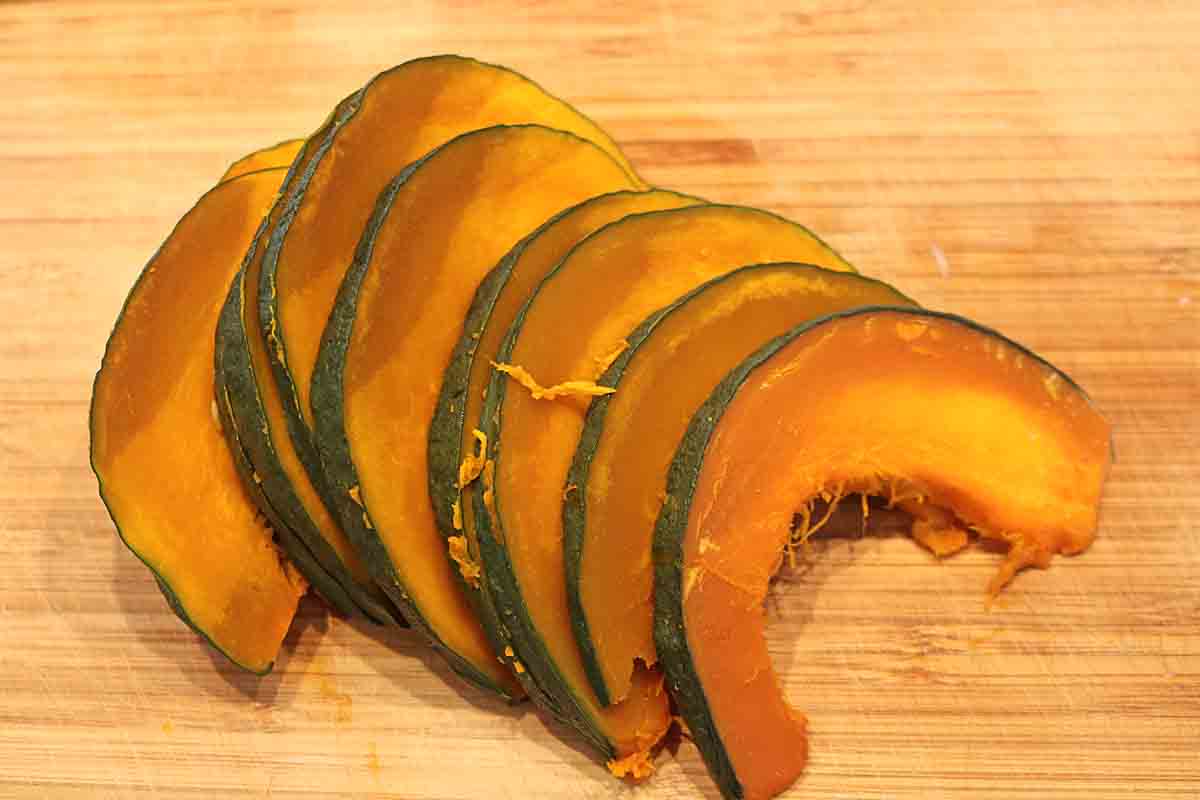「豚バラとかぼちゃのフライパン重ね蒸し～中華ねぎだれ添え～」レシピ