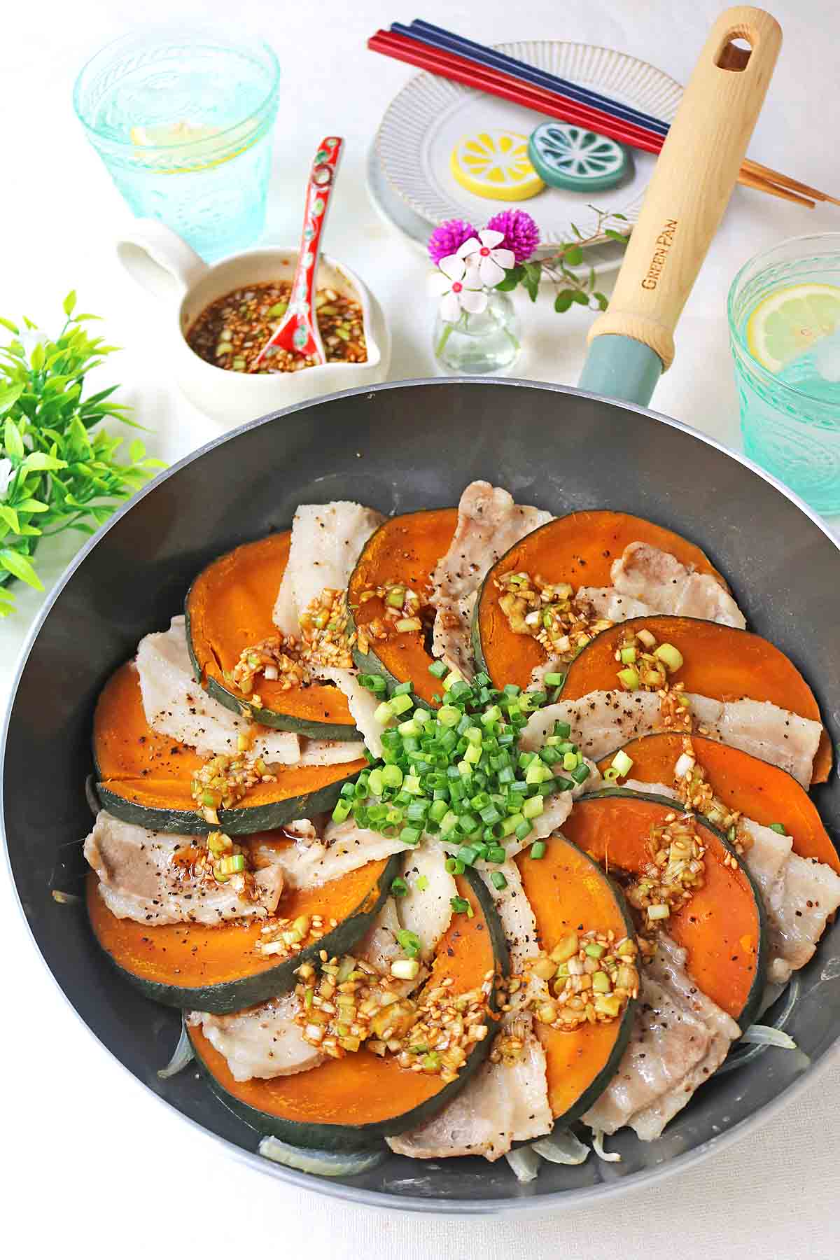 「豚バラとかぼちゃのフライパン重ね蒸し～中華ねぎだれ添え～」レシピ