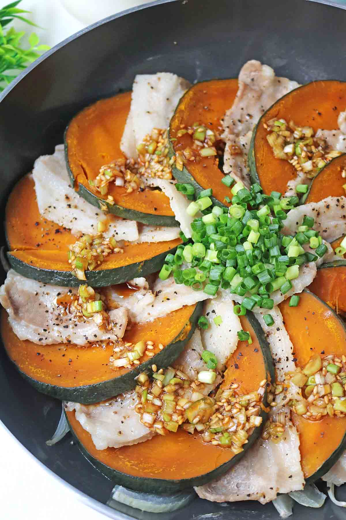 「豚バラとかぼちゃのフライパン重ね蒸し～中華ねぎだれ添え～」レシピ