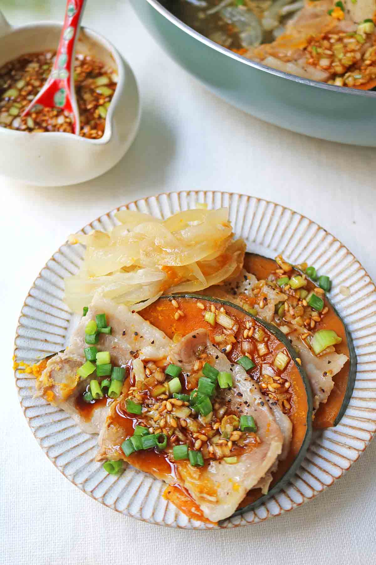「豚バラとかぼちゃのフライパン重ね蒸し～中華ねぎだれ添え～」レシピ