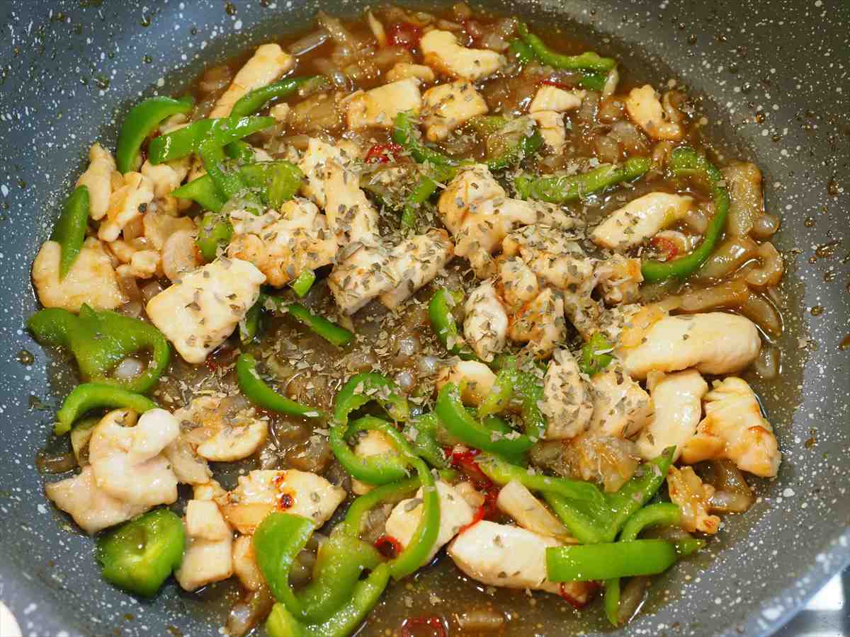 「鶏むね肉のガパオライス風」レシピ