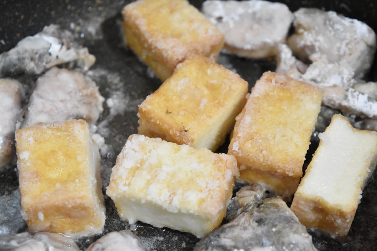 片栗粉を付けたサバ缶と厚揚げを焼く(「ヤンニョムさば」レシピ)