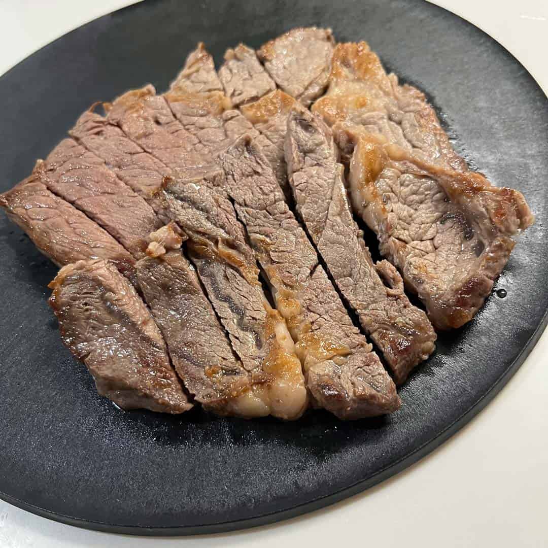メインからデザートまで◎乗せるだけで映えが叶う「まな板になるお皿」に何を盛りつける？
