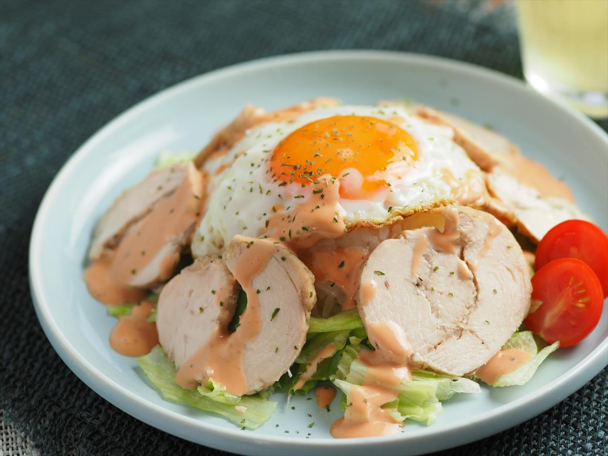 「鶏ハムと目玉焼きのワンプレート朝ごはん」レシピ