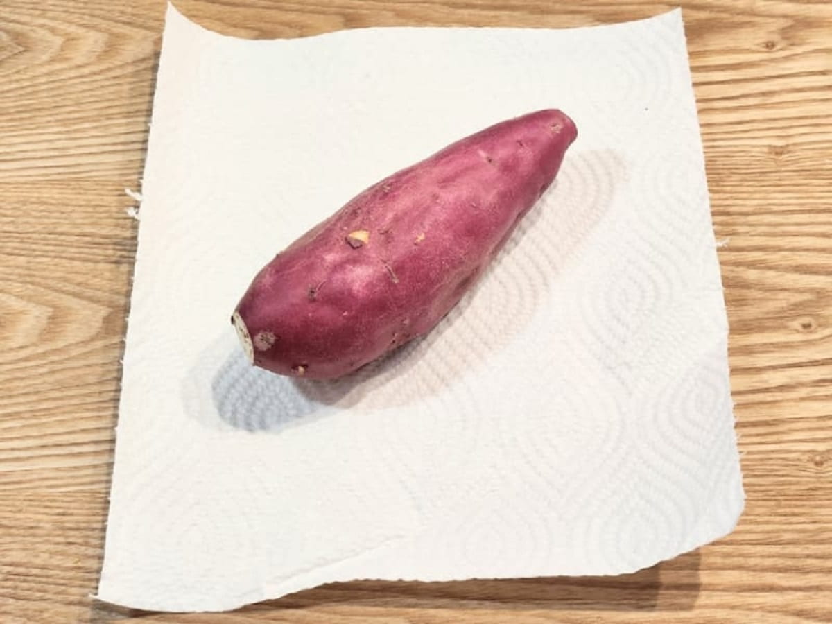 さつまいもをペーパーでつつむ　青髪のテツ