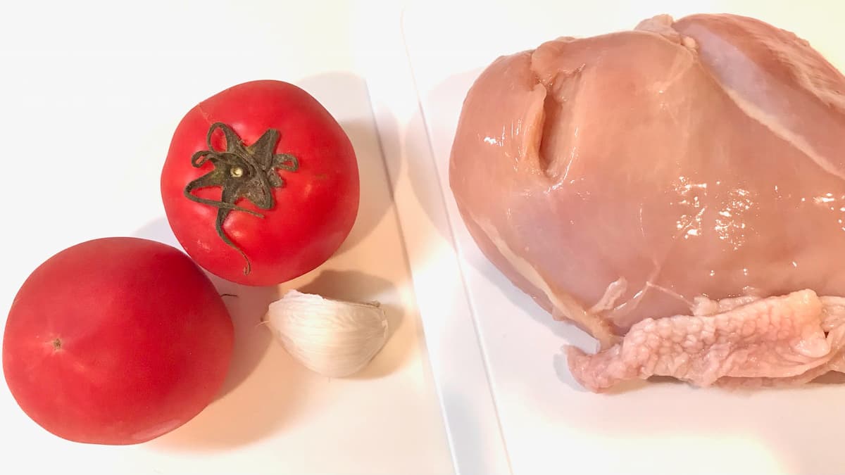 材料　まいのおやつ　サクサクむね肉のトマトソースがけ