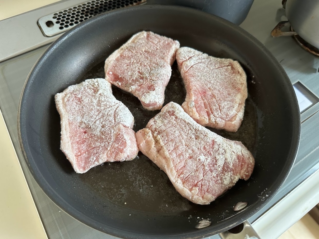 お肉の表面に出る白いプニプニとした物体の正体は?出さないように焼く3つのコツを解説!