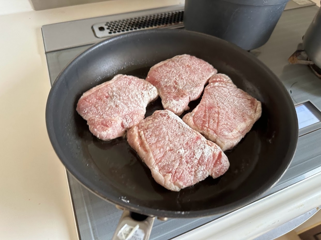 お肉の表面に出る白いプニプニとした物体の正体は?出さないように焼く3つのコツを解説!