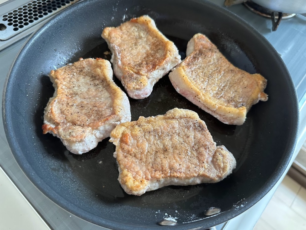 お肉の表面に出る白いプニプニとした物体の正体は?出さないように焼く3つのコツを解説!