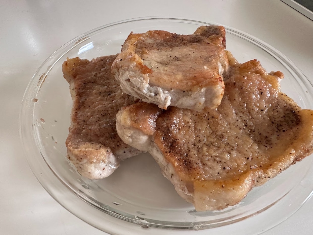お肉の表面に出る白いプニプニとした物体の正体は?出さないように焼く3つのコツを解説!
